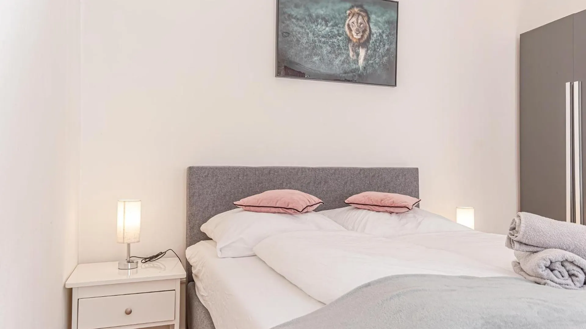Apartmán Cozy 1BR Apt,TV and Netflix, Close to Metro Lines Vídeň