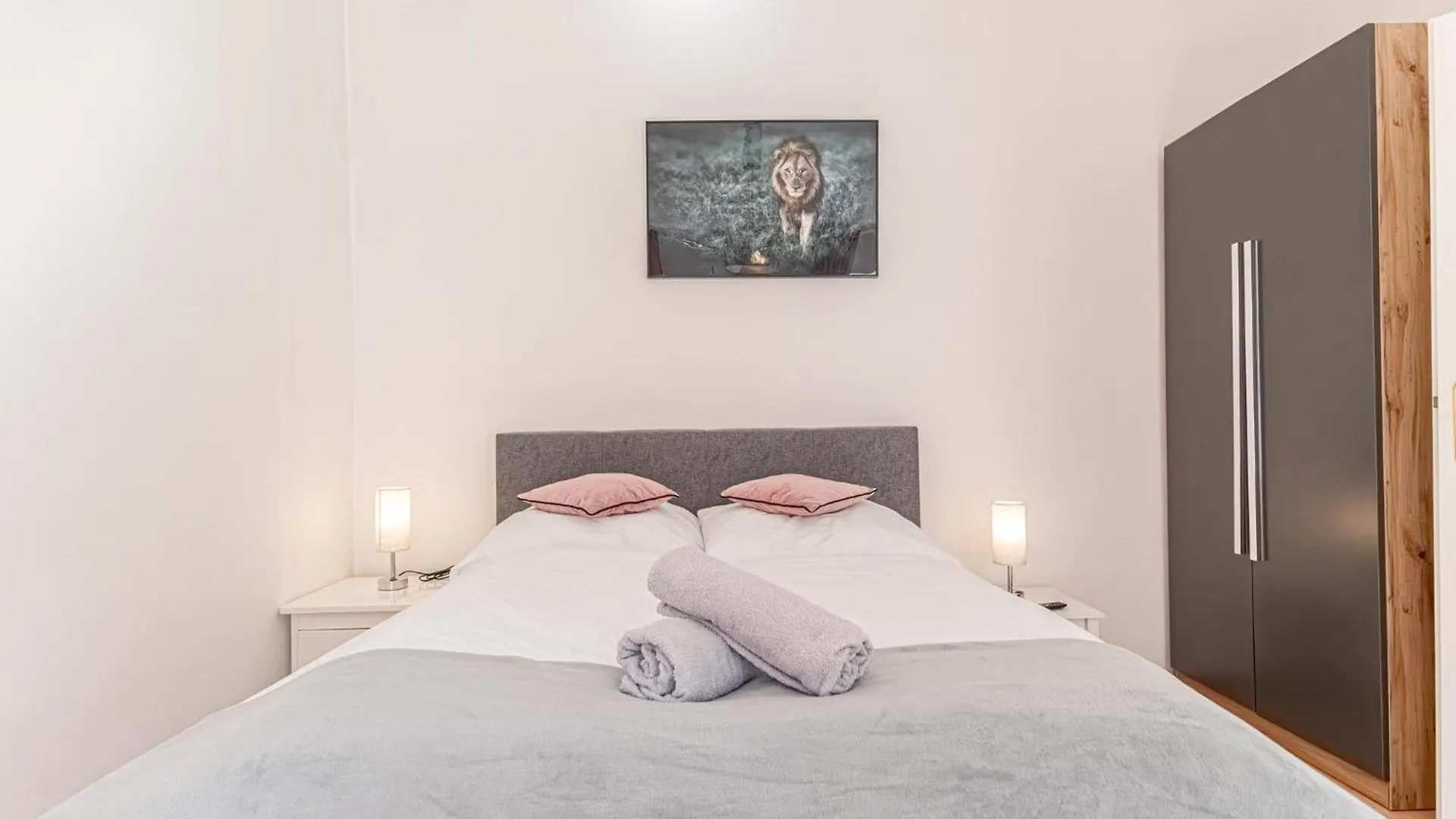 Cozy 1BR Apt,TV and Netflix, Close to Metro Lines Vídeň 0*,  Rakousko