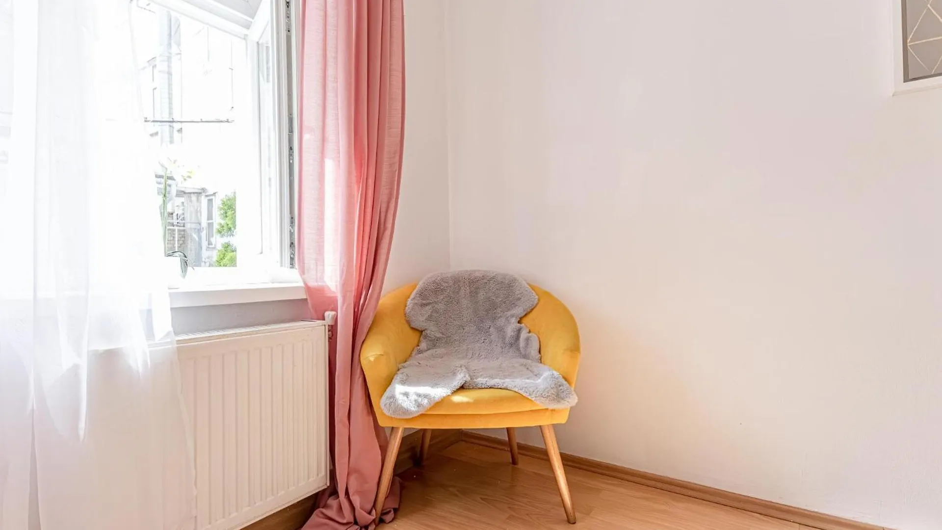 Apartmán Cozy 1BR Apt,TV and Netflix, Close to Metro Lines Vídeň Rakousko