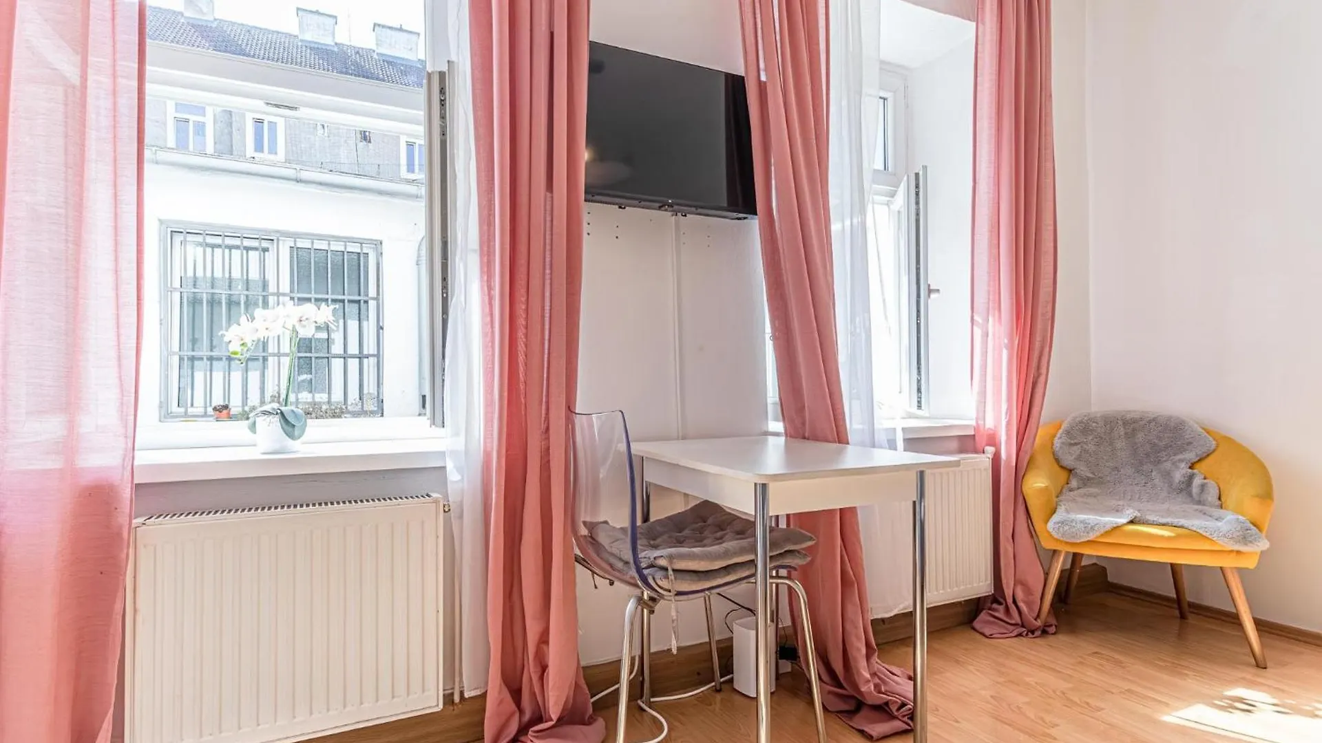 Apartmán Cozy 1BR Apt,TV and Netflix, Close to Metro Lines Vídeň Rakousko